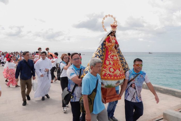 Imagem de Nossa Senhora do Antipolo e entronizada em Santuario nas Filipinas