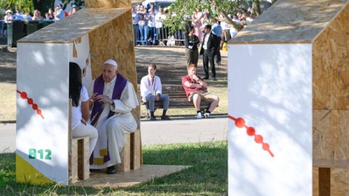Papa Francisco atende tres jovens em Confissao