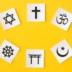 vista superior de simbolos religiosos