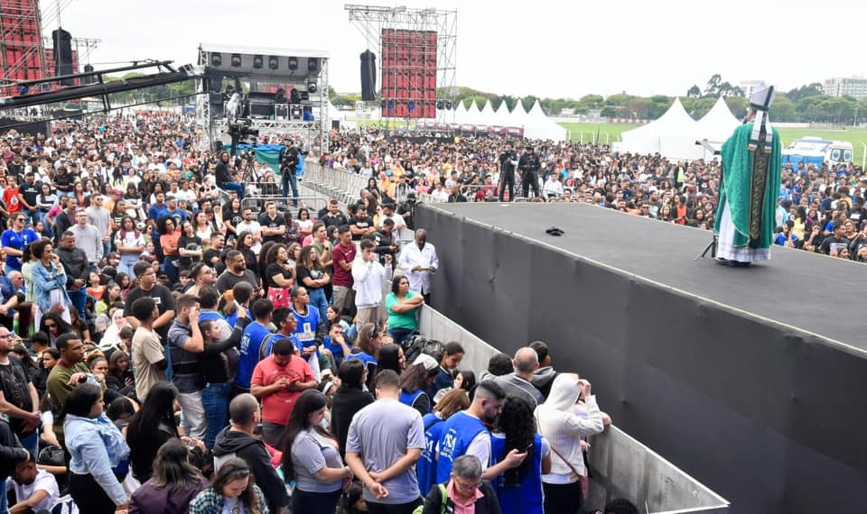 Festival de musica catolica reune milhares de jovens em Sao Paulo 2