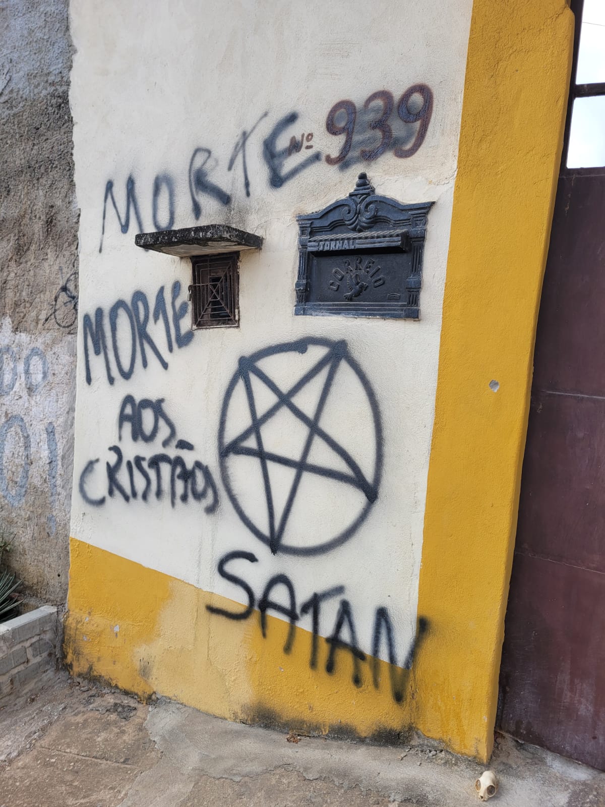 Mosteiro beneditino e vandalizado com pichacoes satanicas 1
