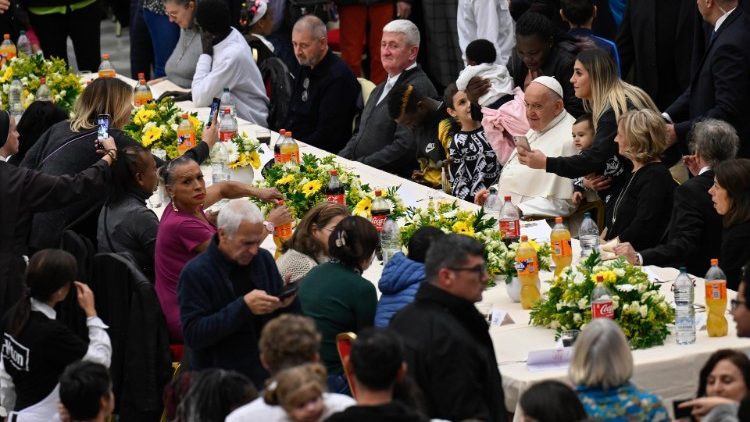 Papa Francisco almoca com 1200 pobres no Vaticano 1