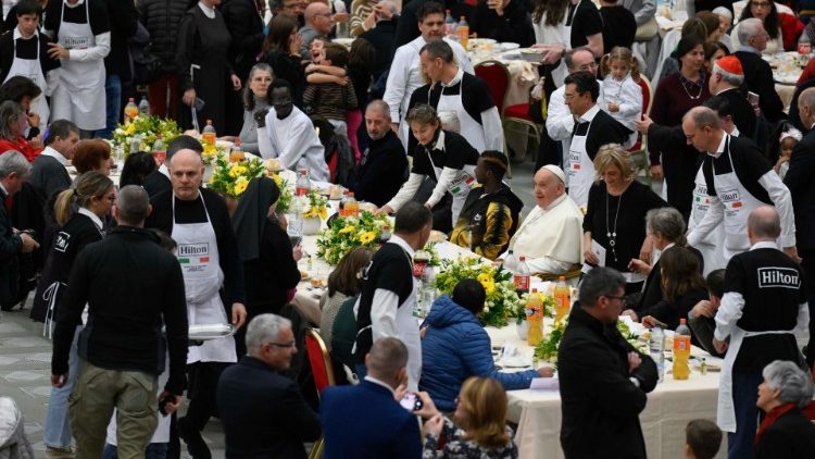 Papa Francisco almoca com 1200 pobres no Vaticano 3