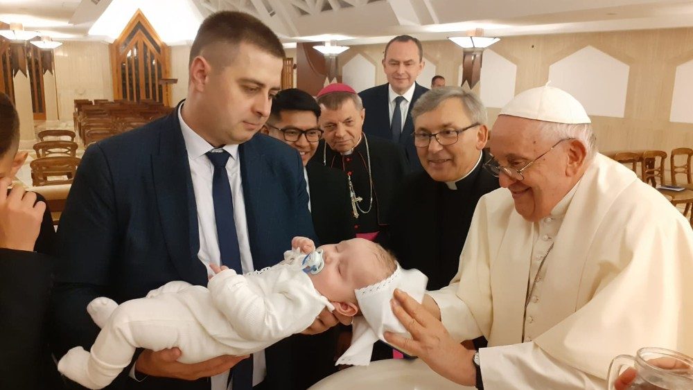 Papa Francisco batiza bebe ucraniano na Casa Santa Marta 1