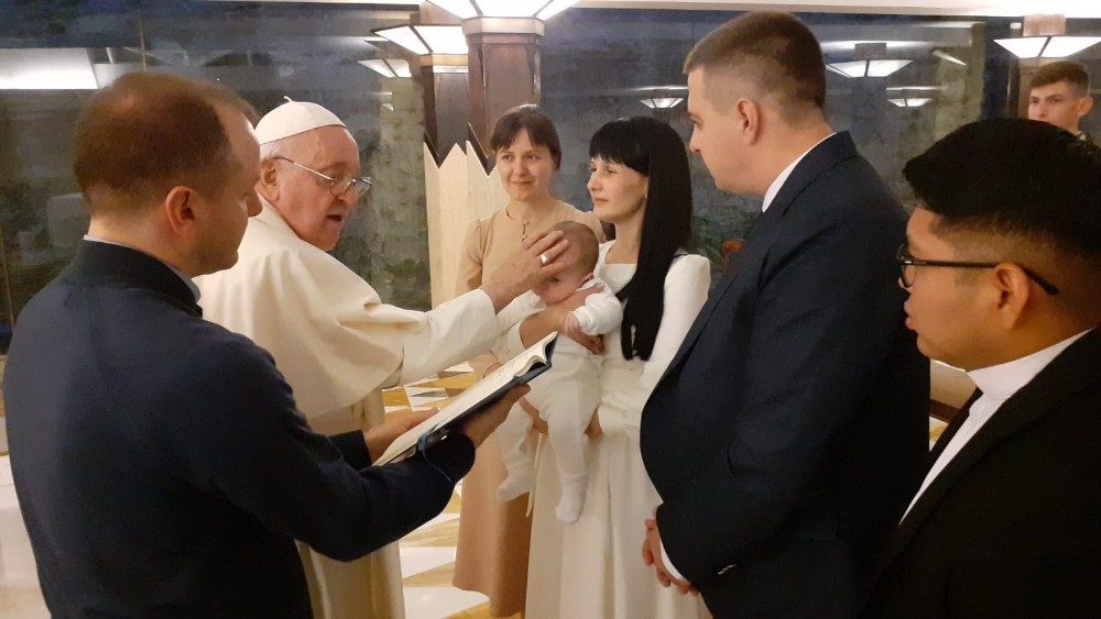 Papa Francisco batiza bebe ucraniano na Casa Santa Marta 2