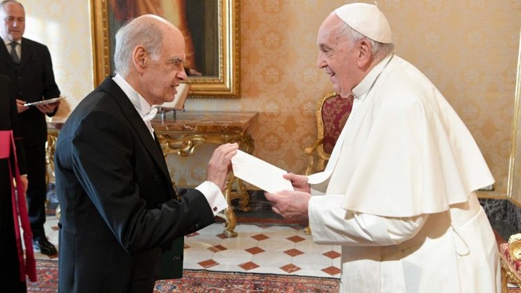 Papa Francisco recebe o novo embaixador do Brasil junto a Se 1