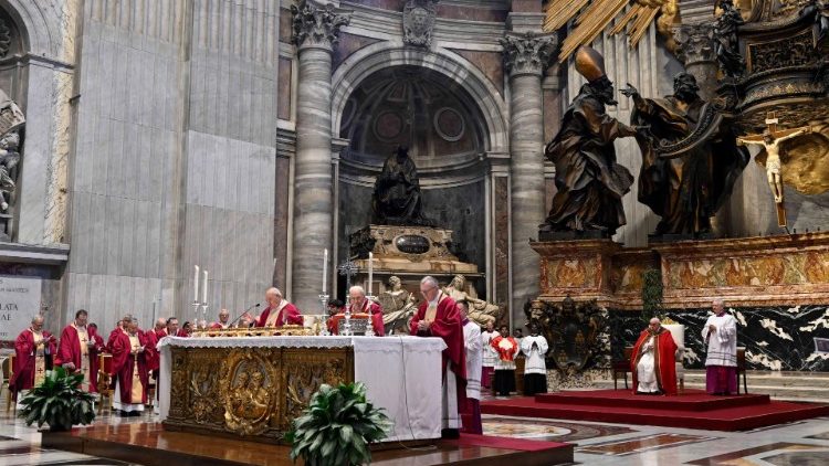 Papa Francisco reza Missa pelas almas de Bento XVI e prelados falecidos 2