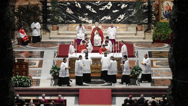 Papa Francisco reza Missa pelas almas de Bento XVI e prelados falecidos 3