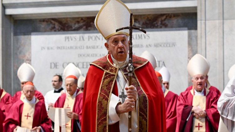 Papa Francisco reza Missa pelas almas de Bento XVI e prelados falecidos 4