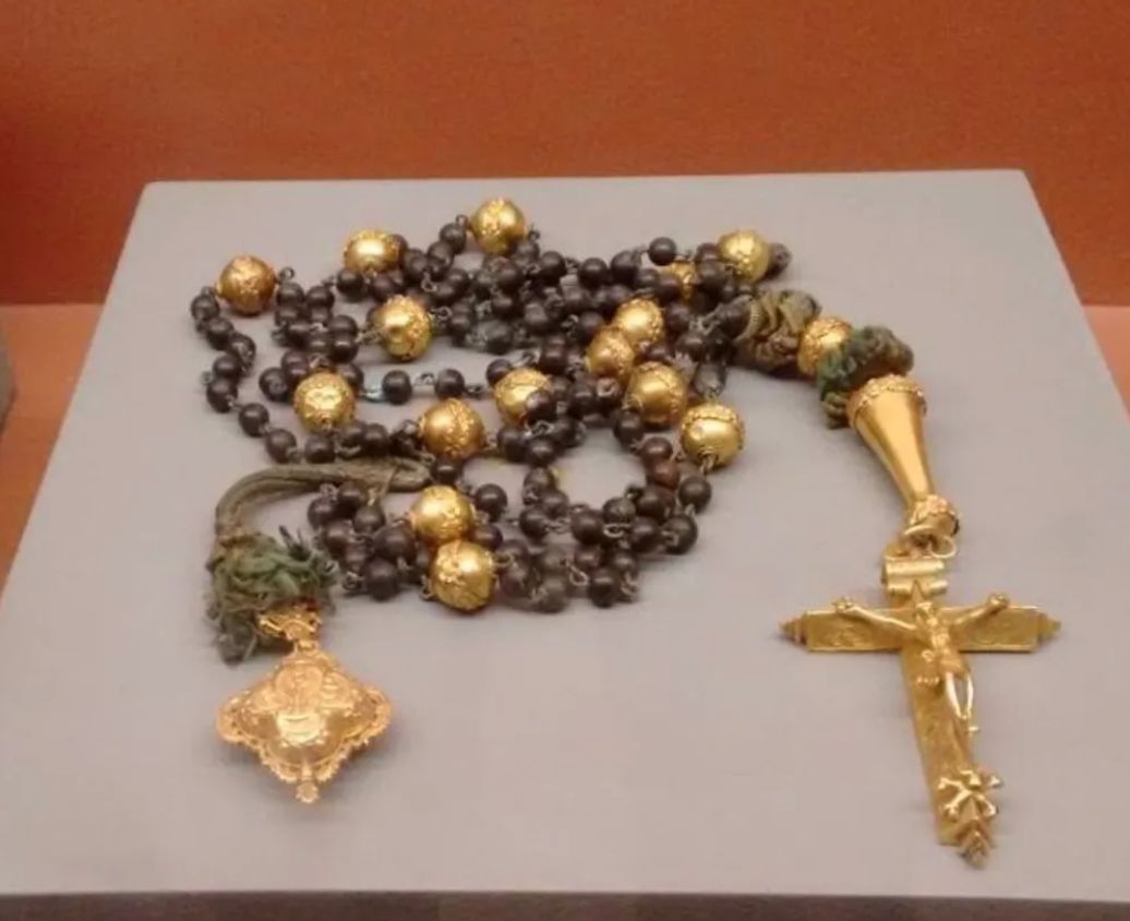 Rosario de ouro do seculo XVIII e furtado no Museu de Arte Sacra de Ouro Preto 3