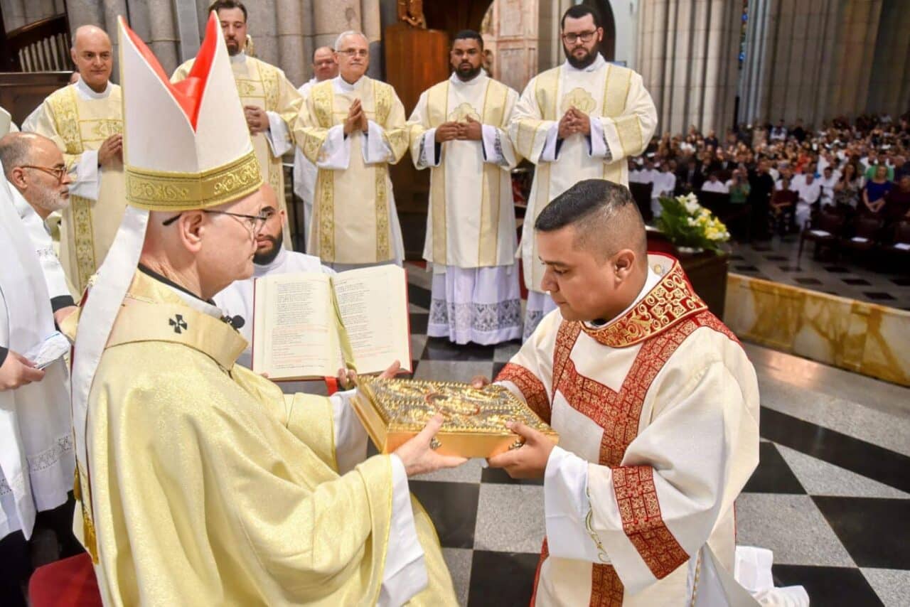 Cardeal de Sao Paulo preside ordenacao de dez novos Diaconos 2