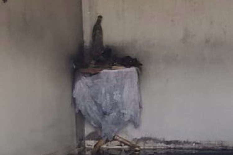 Imagem de Nossa Senhora permanece intacta apos incendio em residencia no Ceara 1
