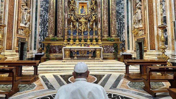 Papa Francisco doara Rosa de Ouro para a Salus Populi Romani