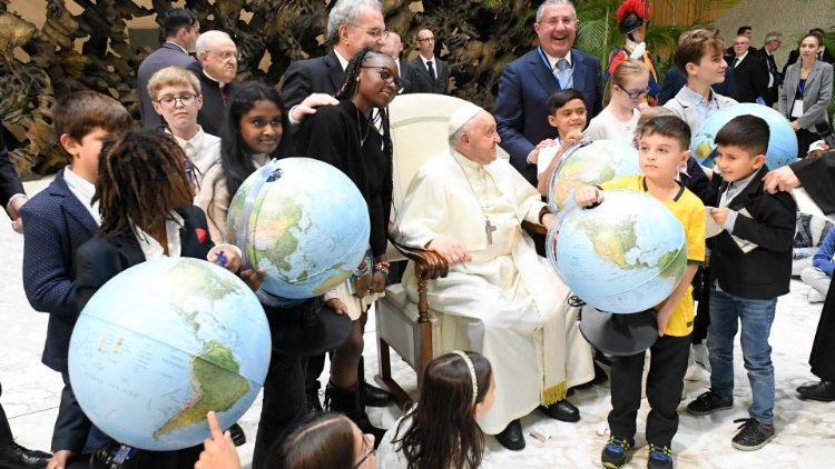 Papa anuncia primeira Jornada Mundial das Criancas 2