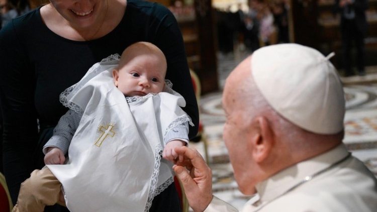 Papa Francisco batiza 16 criancas na Capela Sistina 1