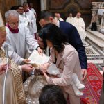 Papa Francisco batiza 16 criancas na Capela Sistina 2