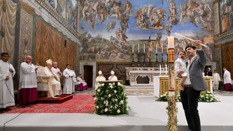 Papa Francisco batiza 16 criancas na Capela Sistina 3