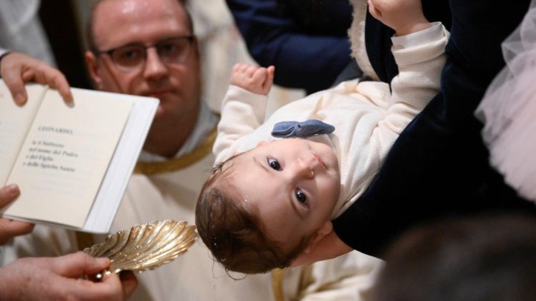 Papa Francisco batiza 16 criancas na Capela Sistina 4
