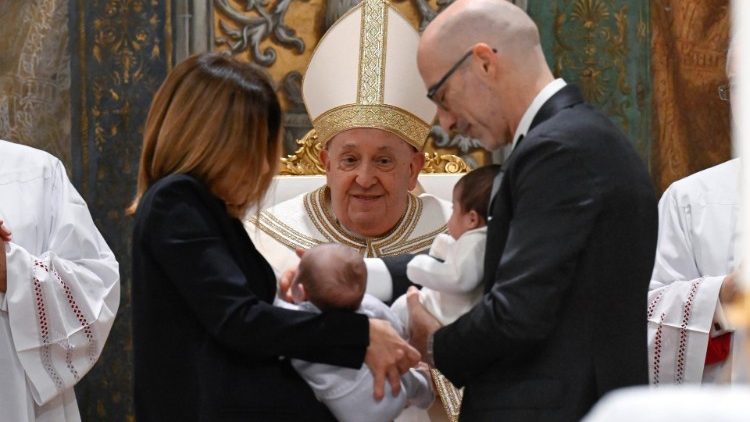 Papa Francisco batiza 16 criancas na Capela Sistina 5