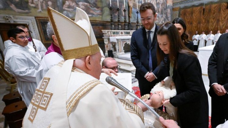 Papa Francisco batiza 16 criancas na Capela Sistina 6