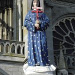 Pontmain 53 Statue de la Vierge sur le parvis de la basilique
