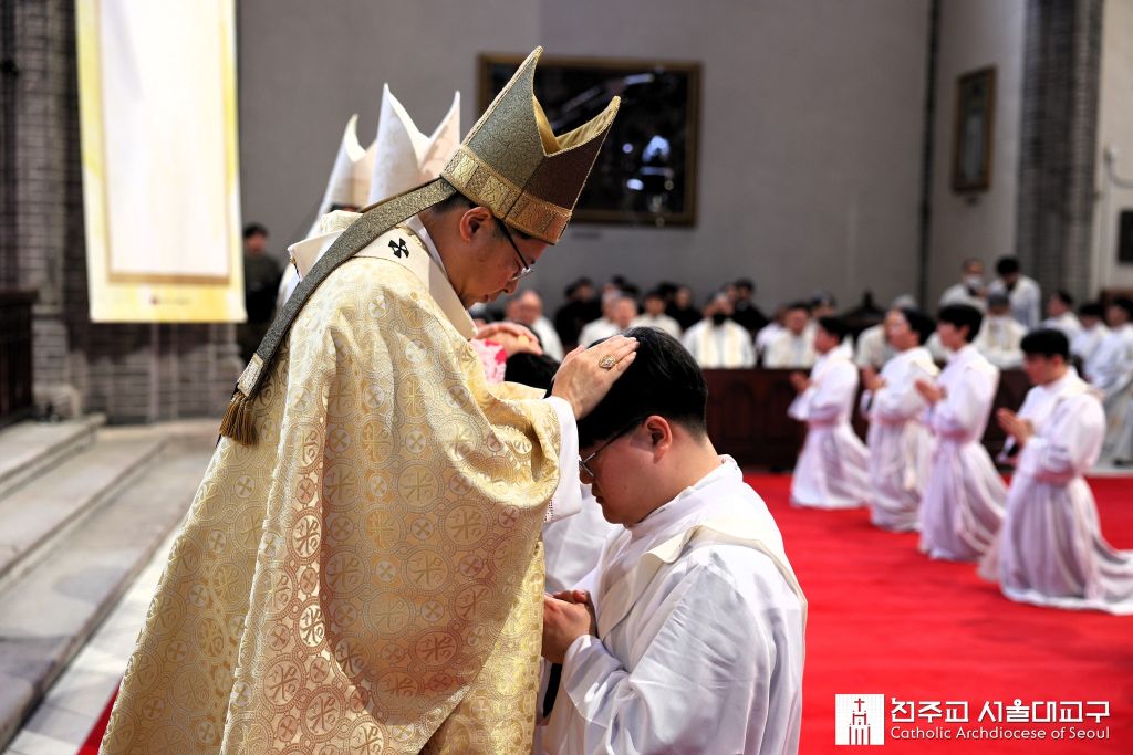 Arcebispo de Seul preside ordenacao de 16 sacerdotes e 25 diaconos 1