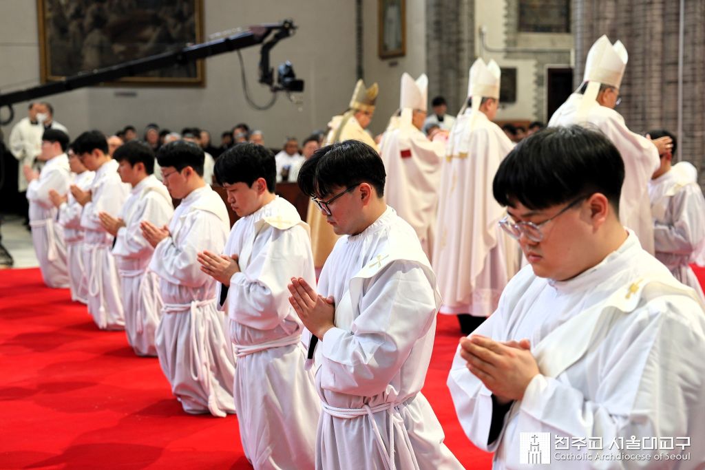 Arcebispo de Seul preside ordenacao de 16 sacerdotes e 25 diaconos 3
