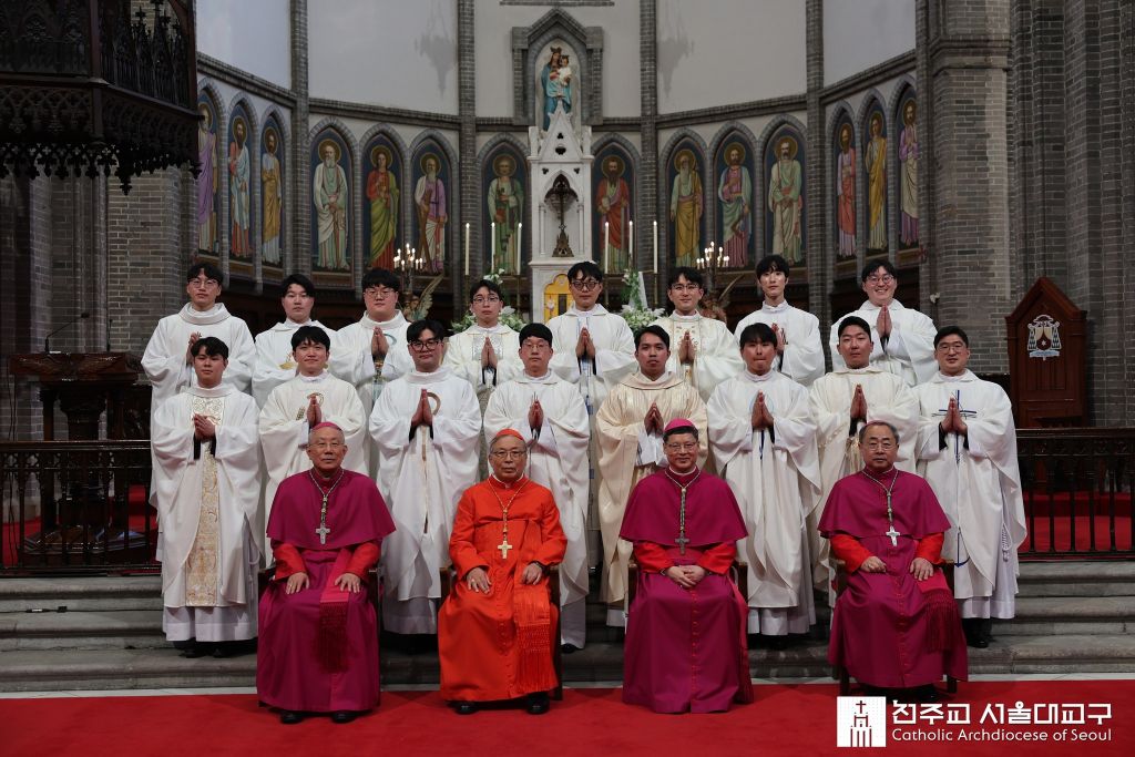 Arcebispo de Seul preside ordenacao de 16 sacerdotes e 25 diaconos 4
