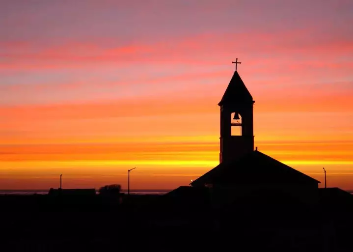 Brasil possui mais templos religiosos que hospitais e escolas