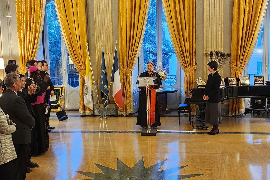 Cardeal Tagle recebe a mais alta honraria da Franca 2