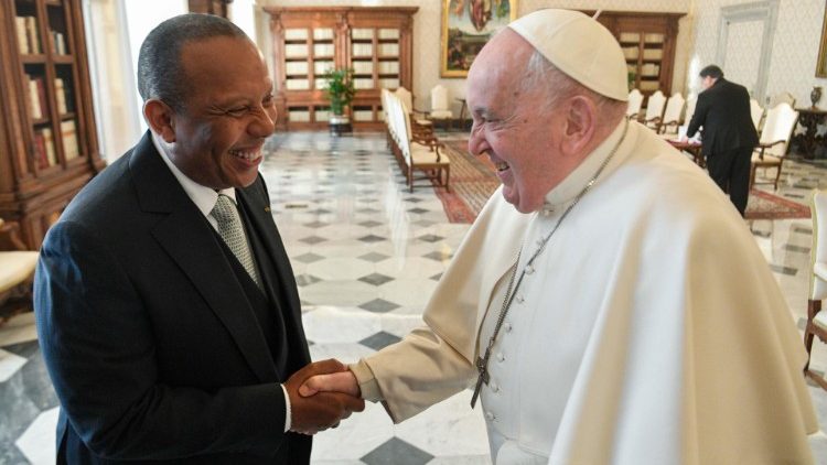 Primeiro Ministro de Sao Tome e Principe e recebido pelo Papa no Vaticano 1