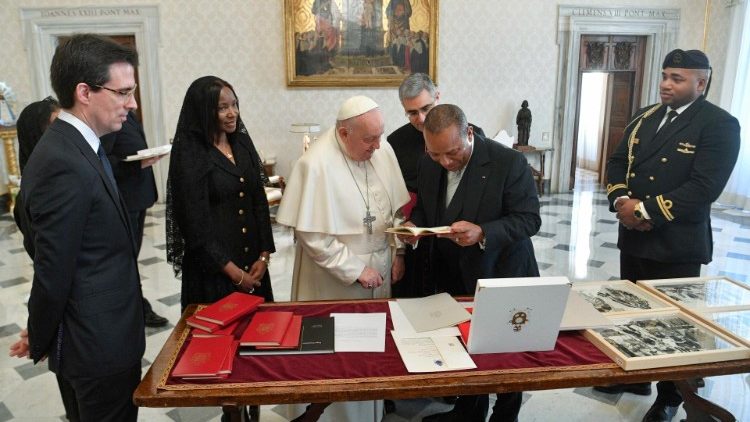 Primeiro Ministro de Sao Tome e Principe e recebido pelo Papa no Vaticano 2
