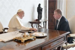 Papa com o embaixador de Israel. Foto: Vatican news