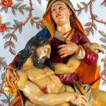 Imagem de Nossa Senhora das Dores carregando o corpo de Jesus Cristo.