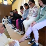 Papa Francisco lava e beija os pes de detentas de prisao feminina de Roma 1
