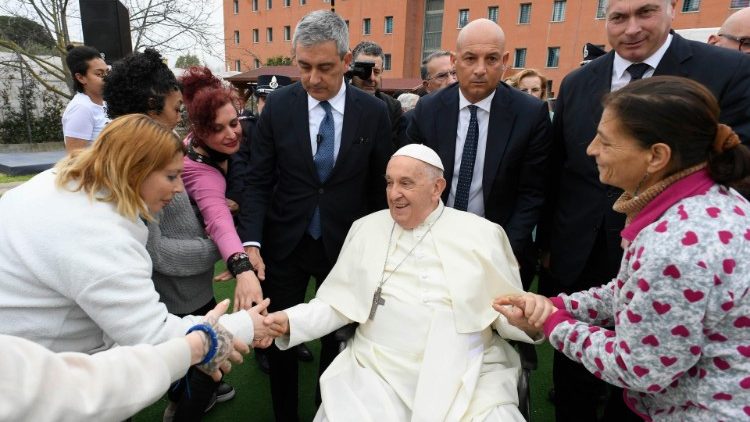 Papa Francisco lava e beija os pes de detentas de prisao feminina de Roma 4