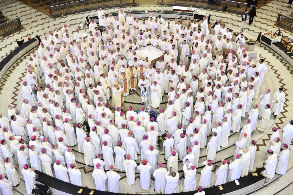 Bispos do Brasil consagram o pais a Nossa Senhora Aparecida 1