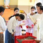 Camboja 185 jovens sao batizados durante a Vigilia Pascal 1