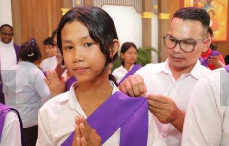 Camboja 185 jovens sao batizados durante a Vigilia Pascal