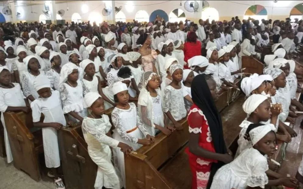 Diocese na Nigeria batiza mais de 700 catecumenos no Domingo de Pascoa 3