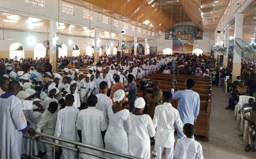 Diocese na Nigeria batiza mais de 700 catecumenos no Domingo de Pascoa 4