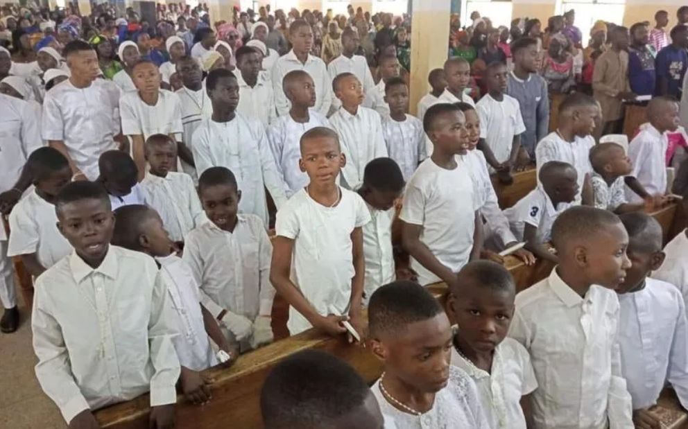 Diocese na Nigeria batiza mais de 700 catecumenos no Domingo de Pascoa 5