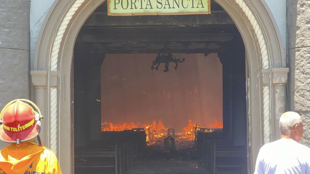 Incendio destroi parte da Catedral de Diocese Catolica nas Filipinas 1