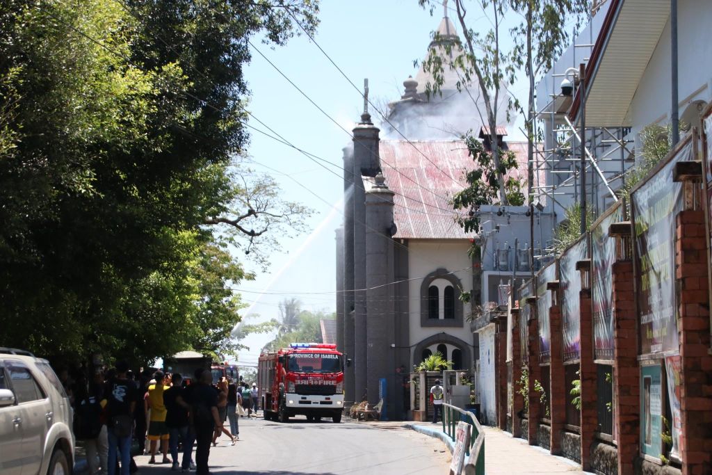 Incendio destroi parte da Catedral de Diocese Catolica nas Filipinas 3