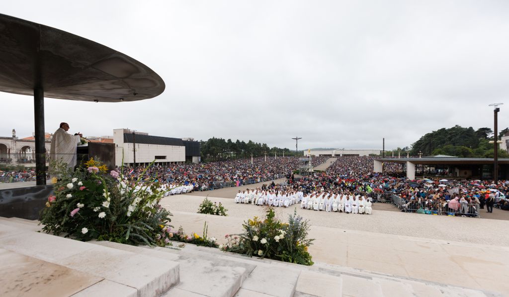 Celebracoes da padroeira atraem 450 mil fieis no Santuario de Fatima 1