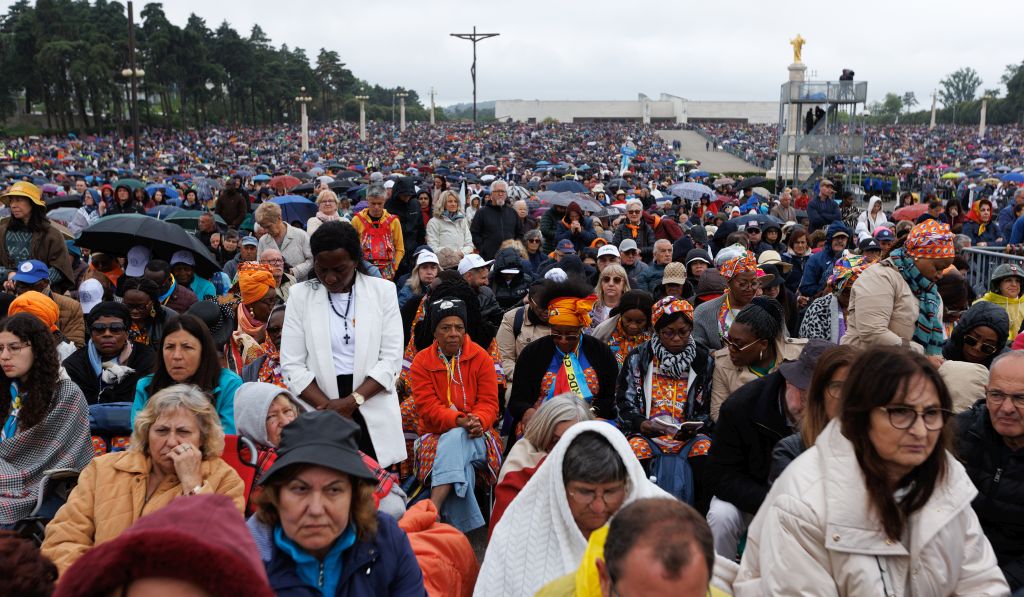 Celebracoes da padroeira atraem 450 mil fieis no Santuario de Fatima 2