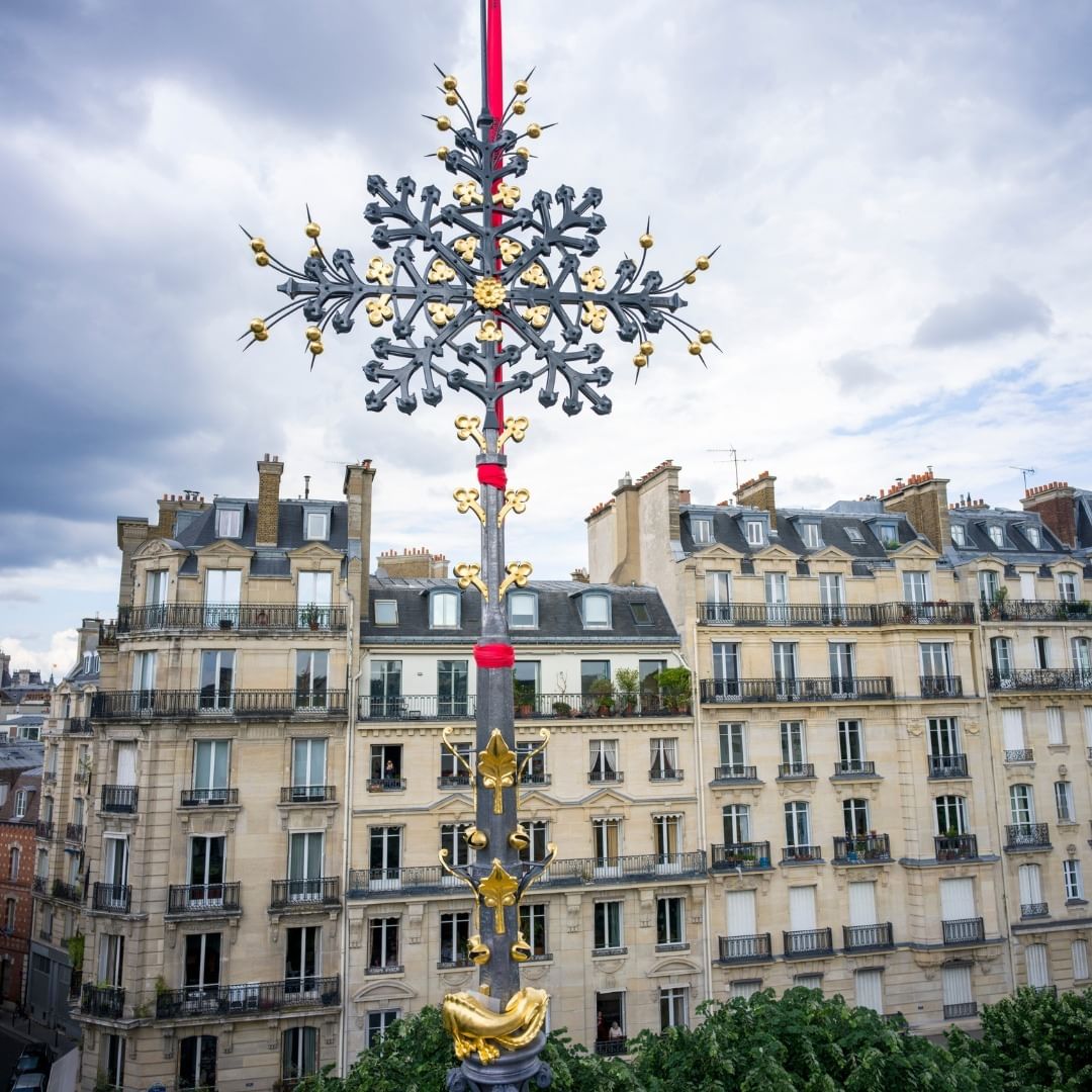 Cruz do seculo XIX e reinstalada na Catedral de Notre Dame de Paris 2