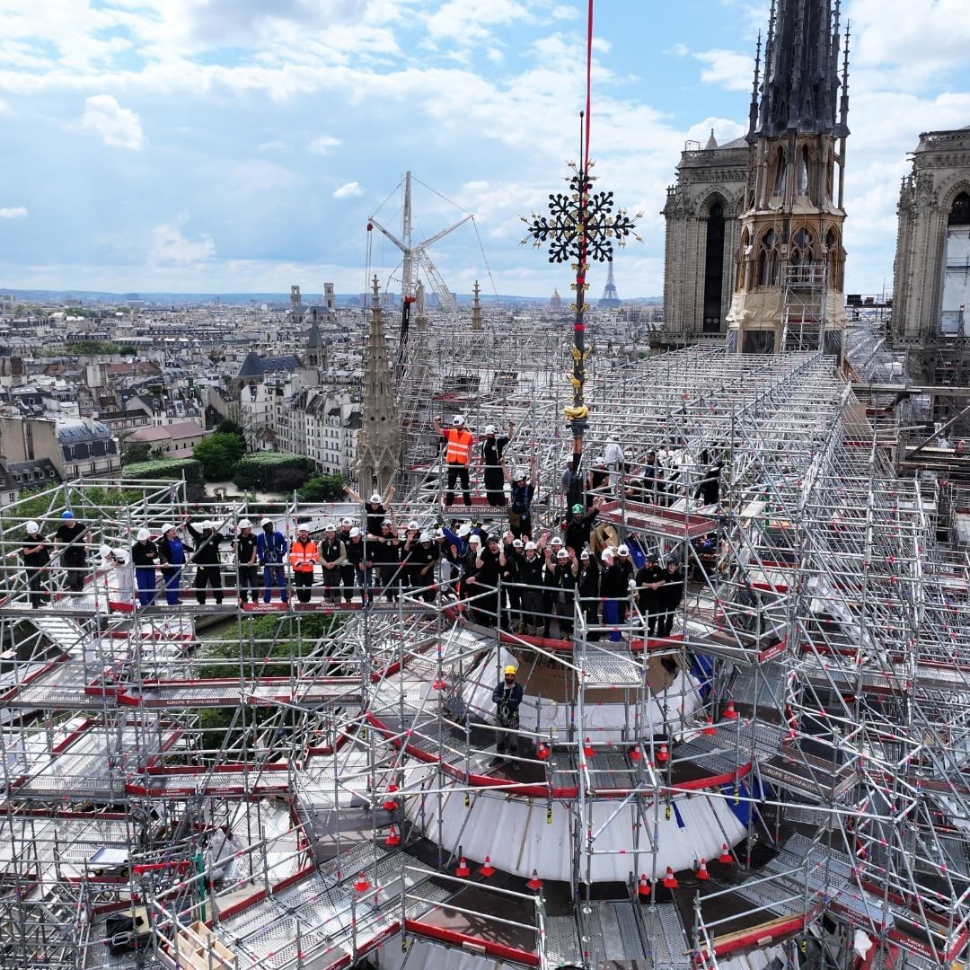 Cruz do seculo XIX e reinstalada na Catedral de Notre Dame de Paris 5