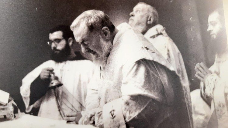 Fotografias ineditas do Padre Pio sao divulgadas 4