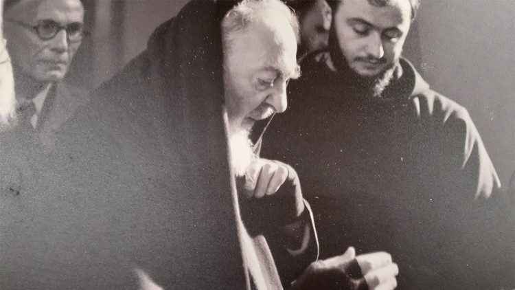 Fotografias ineditas do Padre Pio sao divulgadas 5